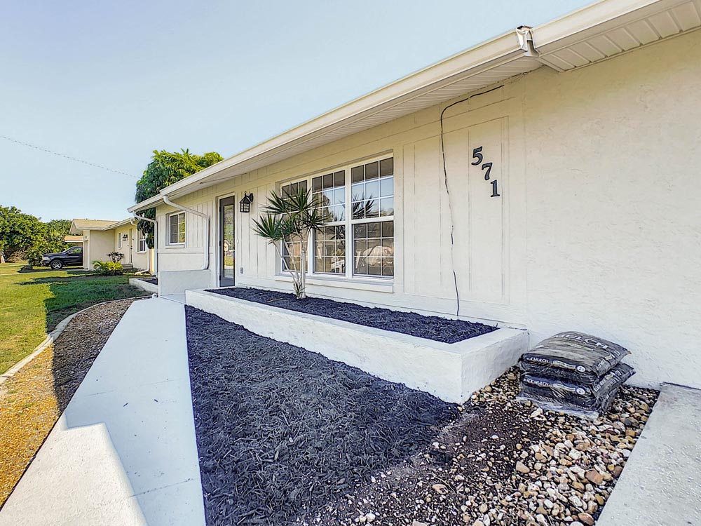 571 Lincoln Ave NW, Port Charlotte, FL 33952