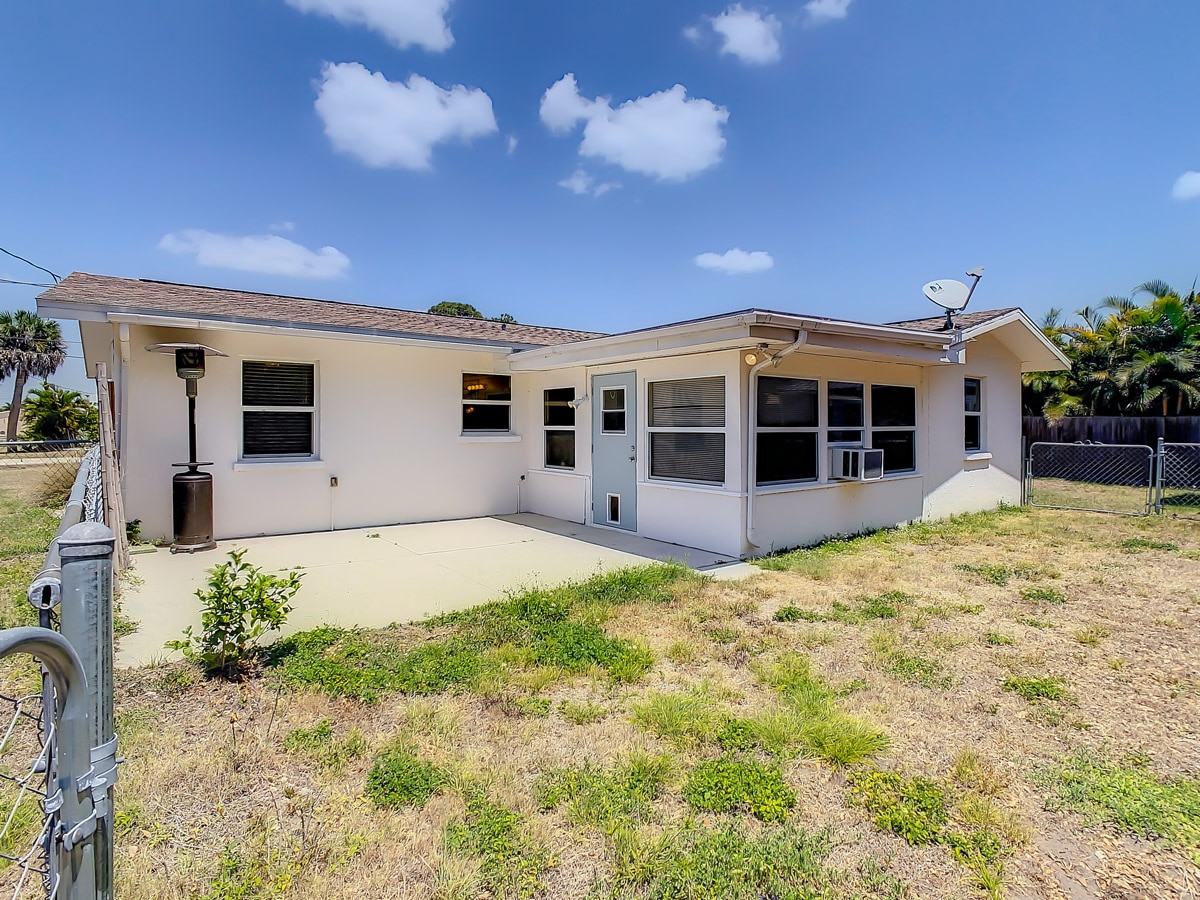 829 E 4th St Englewood, FL 34223