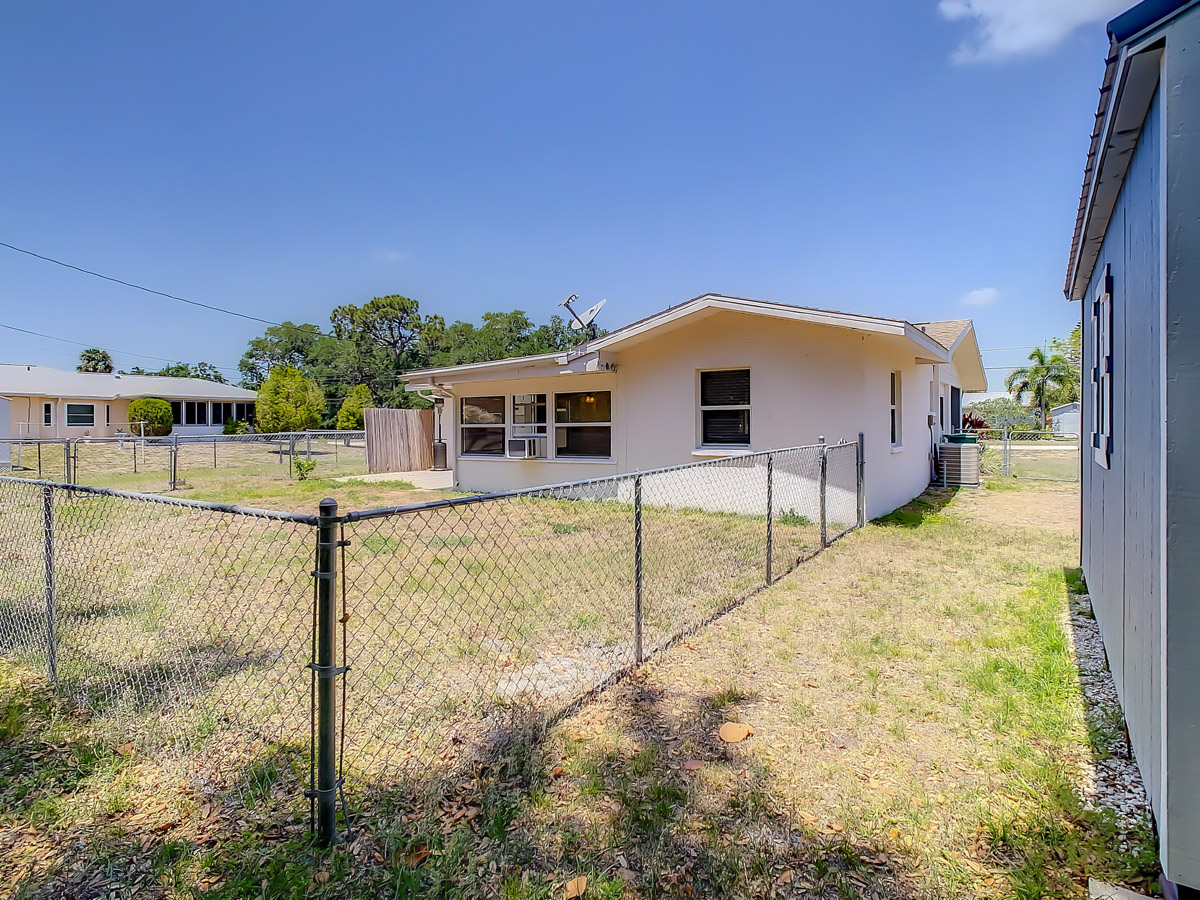829 E 4th St Englewood, FL 34223