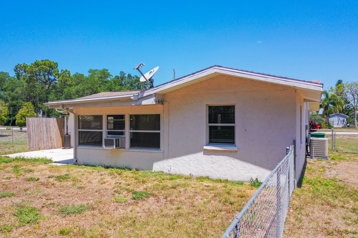 829 E 4th St Englewood, FL 34223