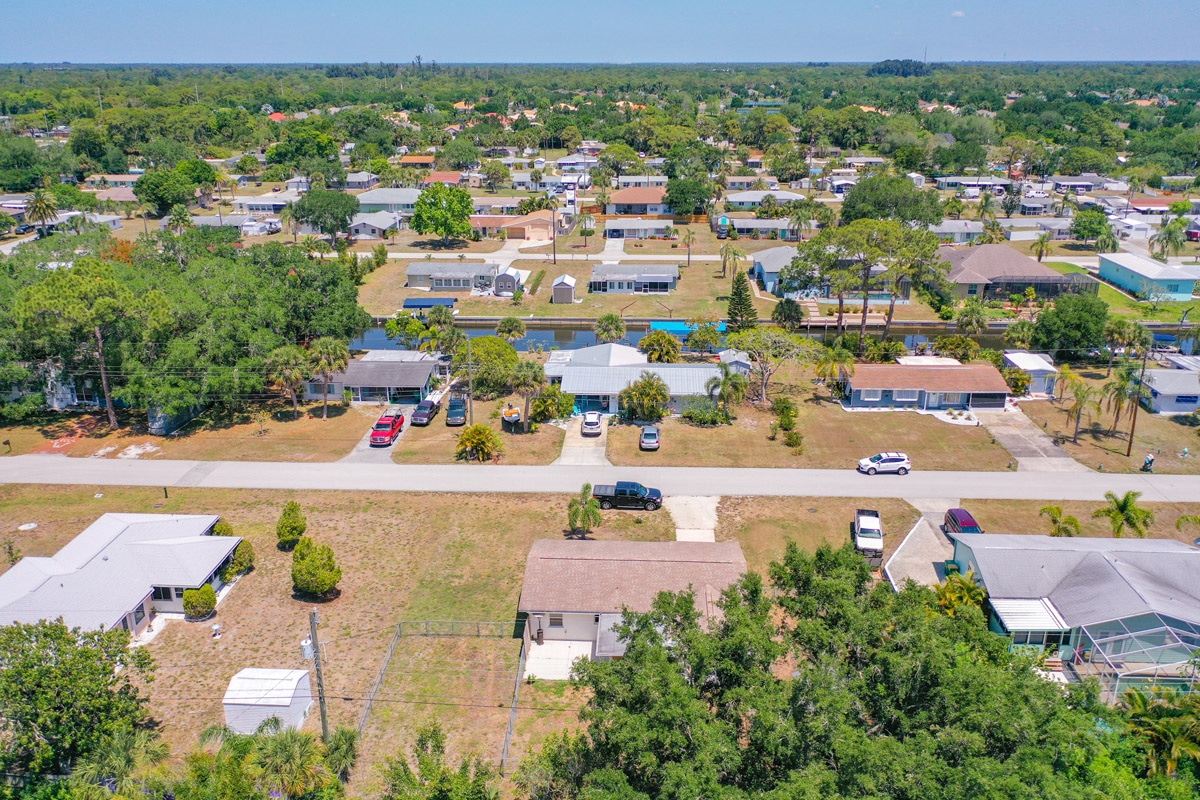 829 E 4th St Englewood, FL 34223