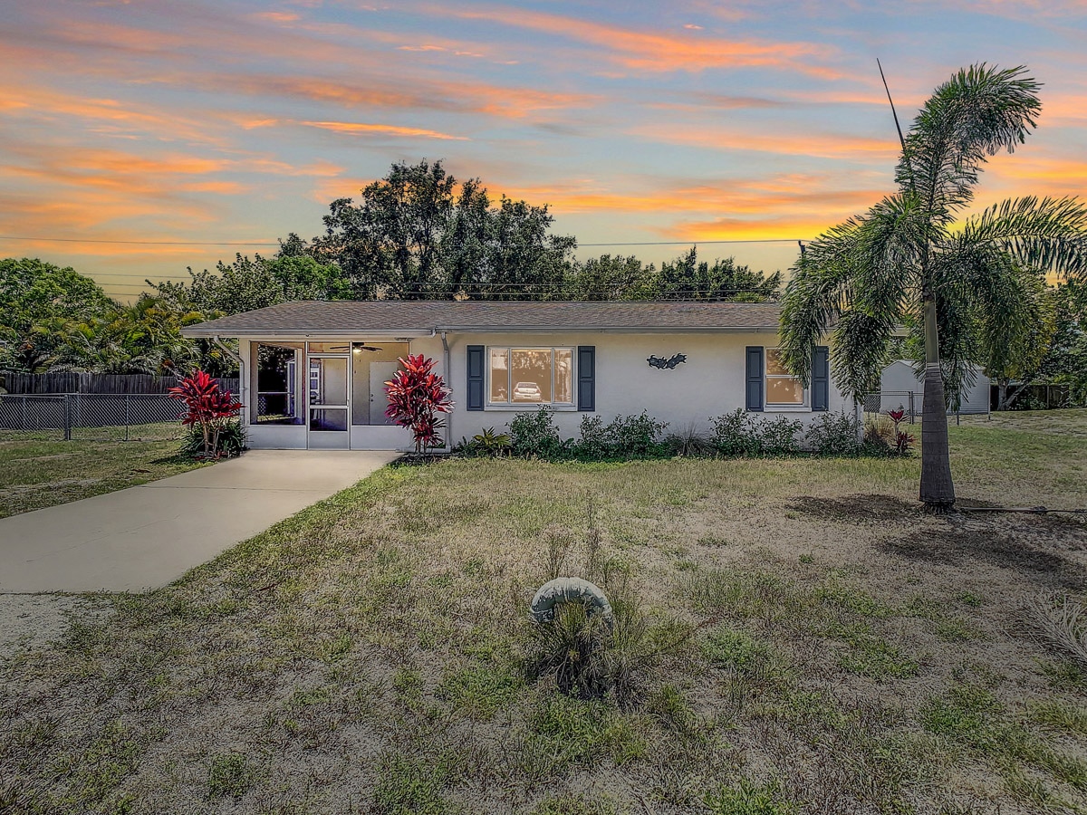 829 E 4th St Englewood, FL 34223