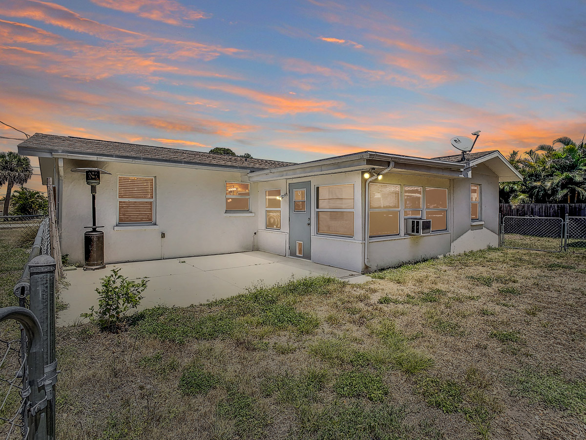 829 E 4th St Englewood, FL 34223